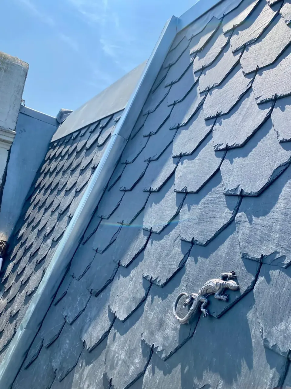 Sierleien bij een metalen hoekdetail