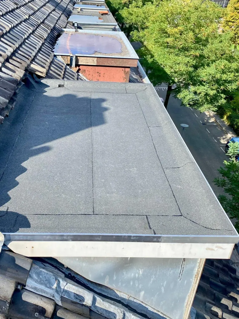 Plat dak op een dakkapel van bovenaf