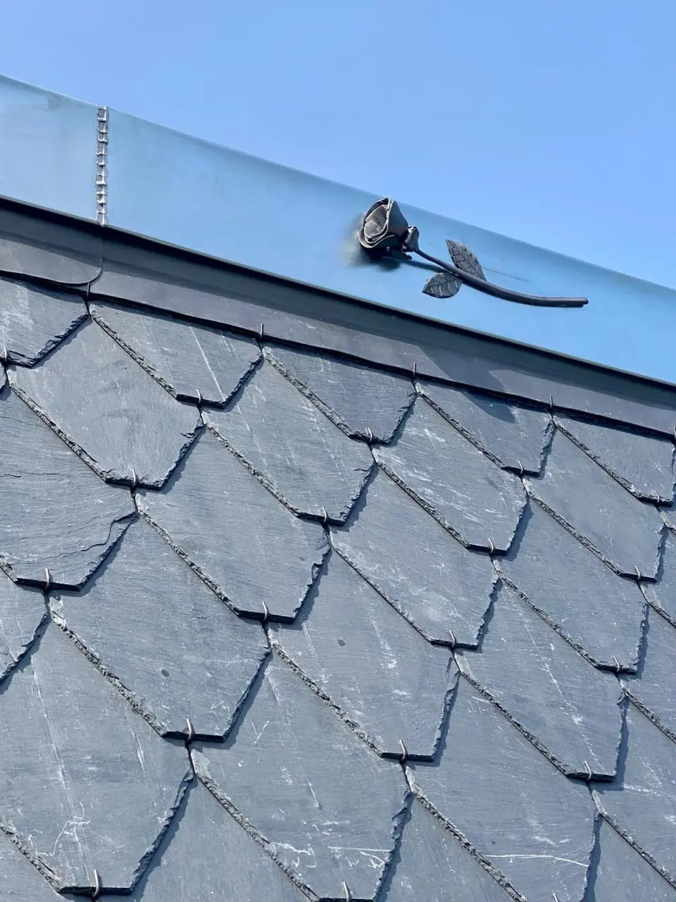 Sierlijke afwerking langs een leien dakrand