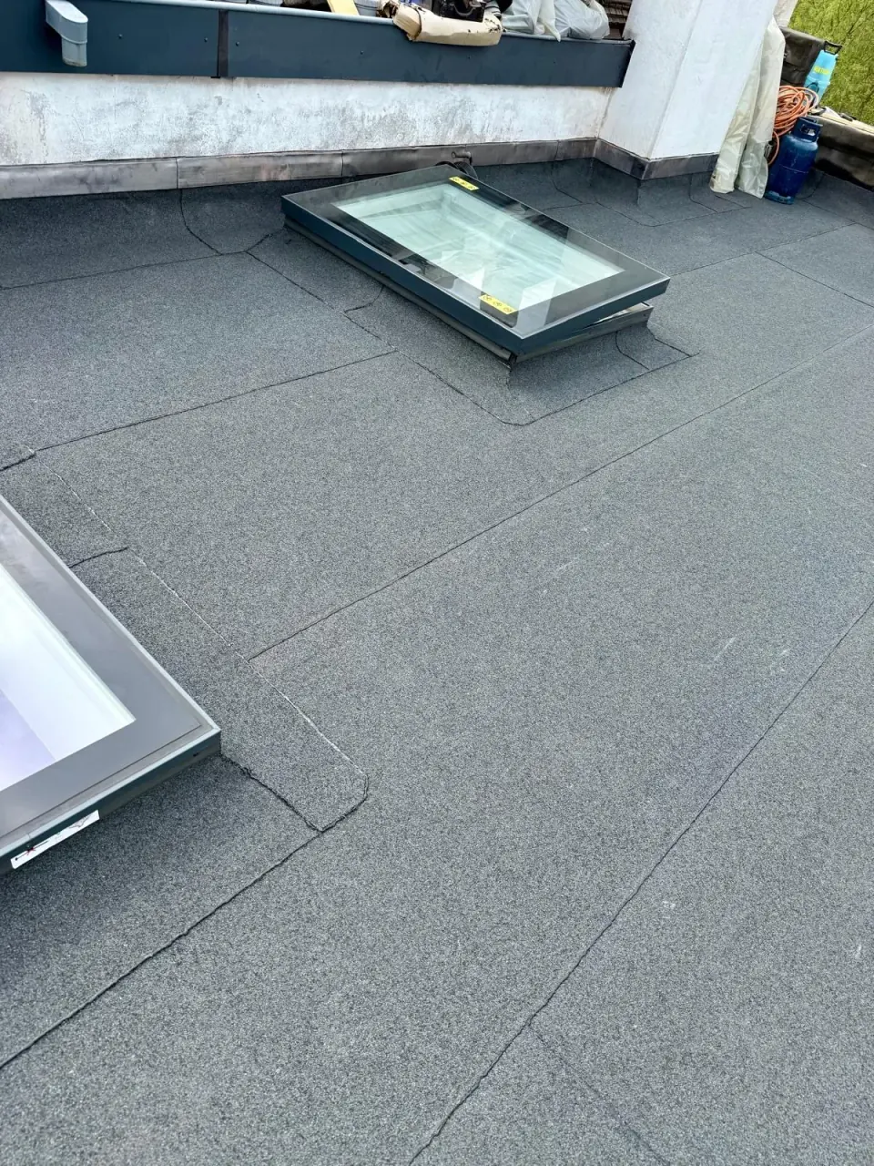 Bitumen dakvlak met lichtkoepel
