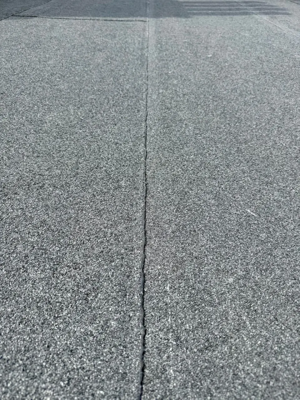 Detail van een naad in bitumen dakbedekking