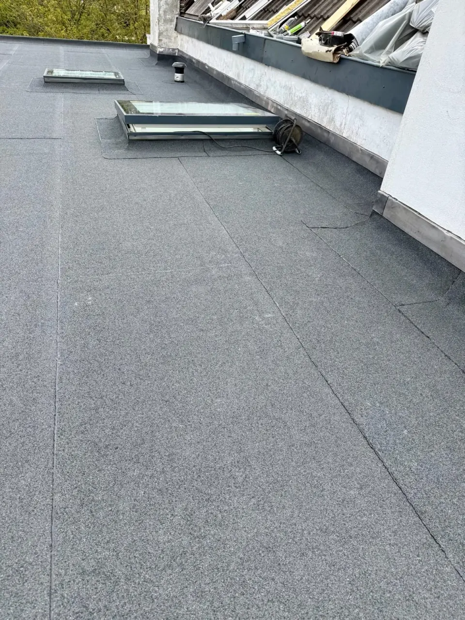 Overzicht van bitumen dak met lichtkoepel