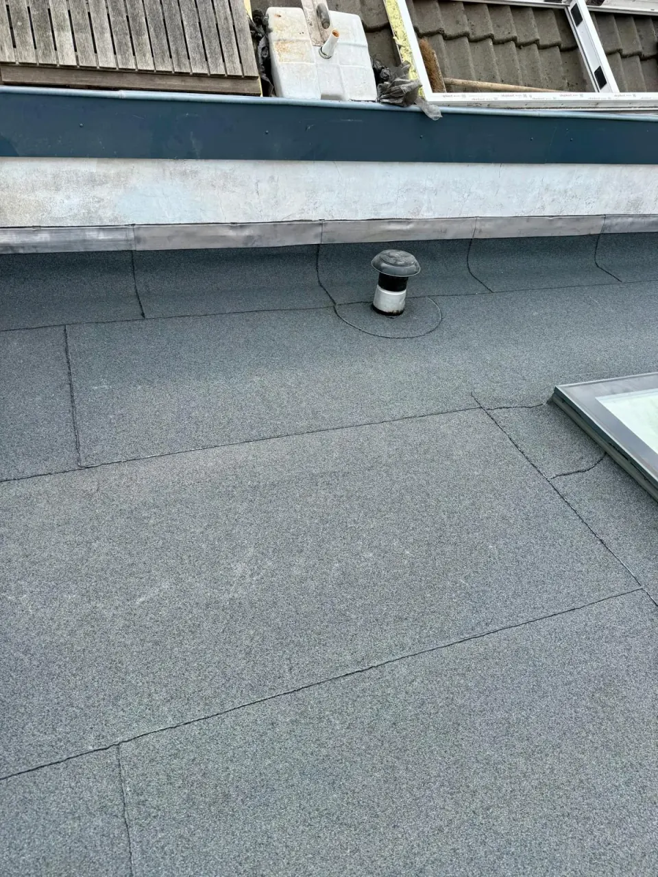 Dakdoorvoer en dakrand in een bitumen dak