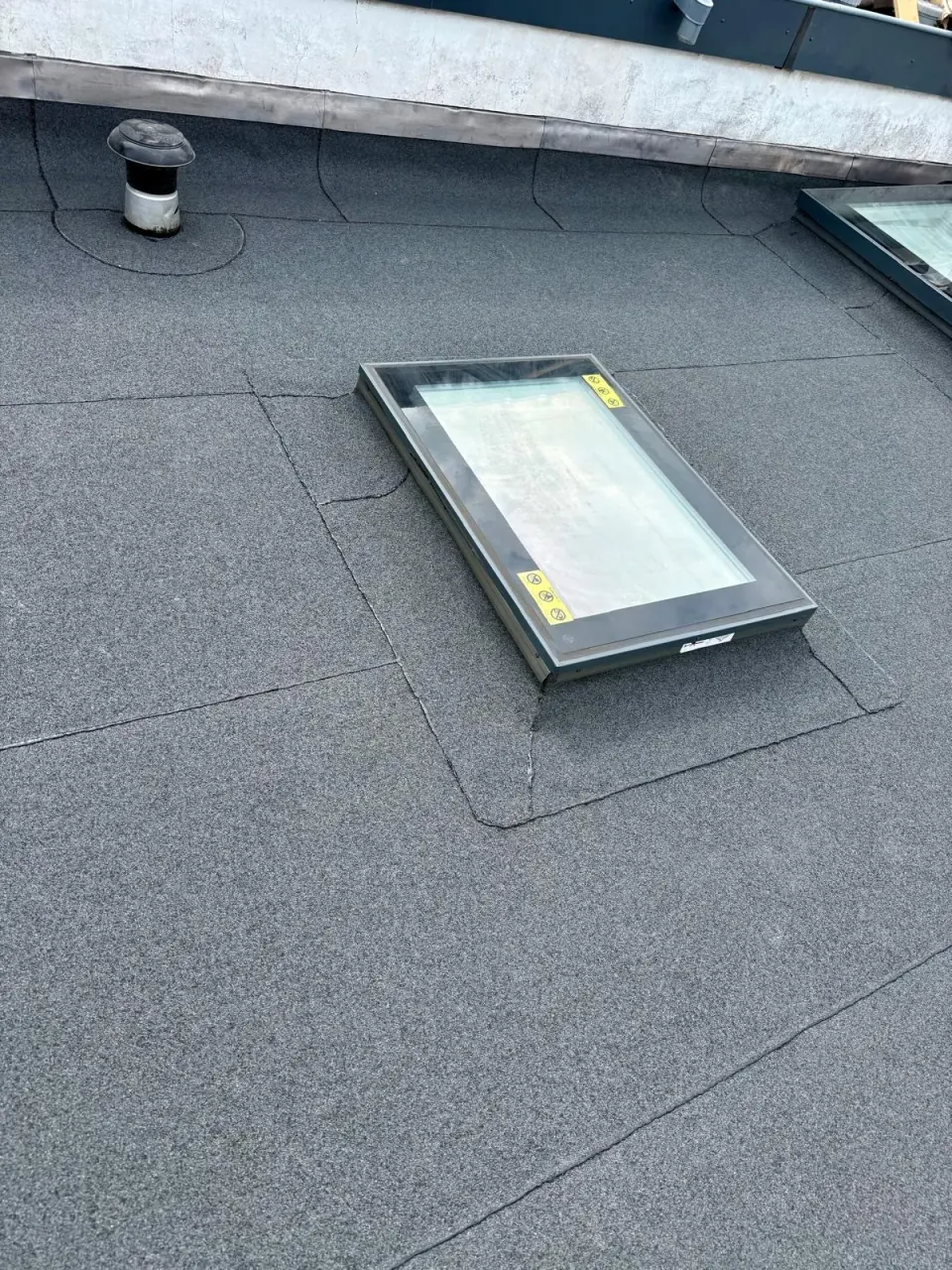 Lichtkoepel met aansluitende dakbedekking