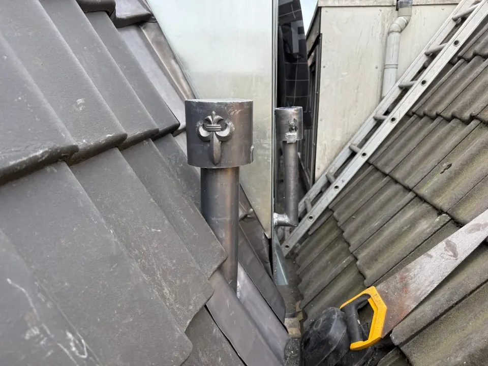 Metalen aansluitdetail bij een dakraam