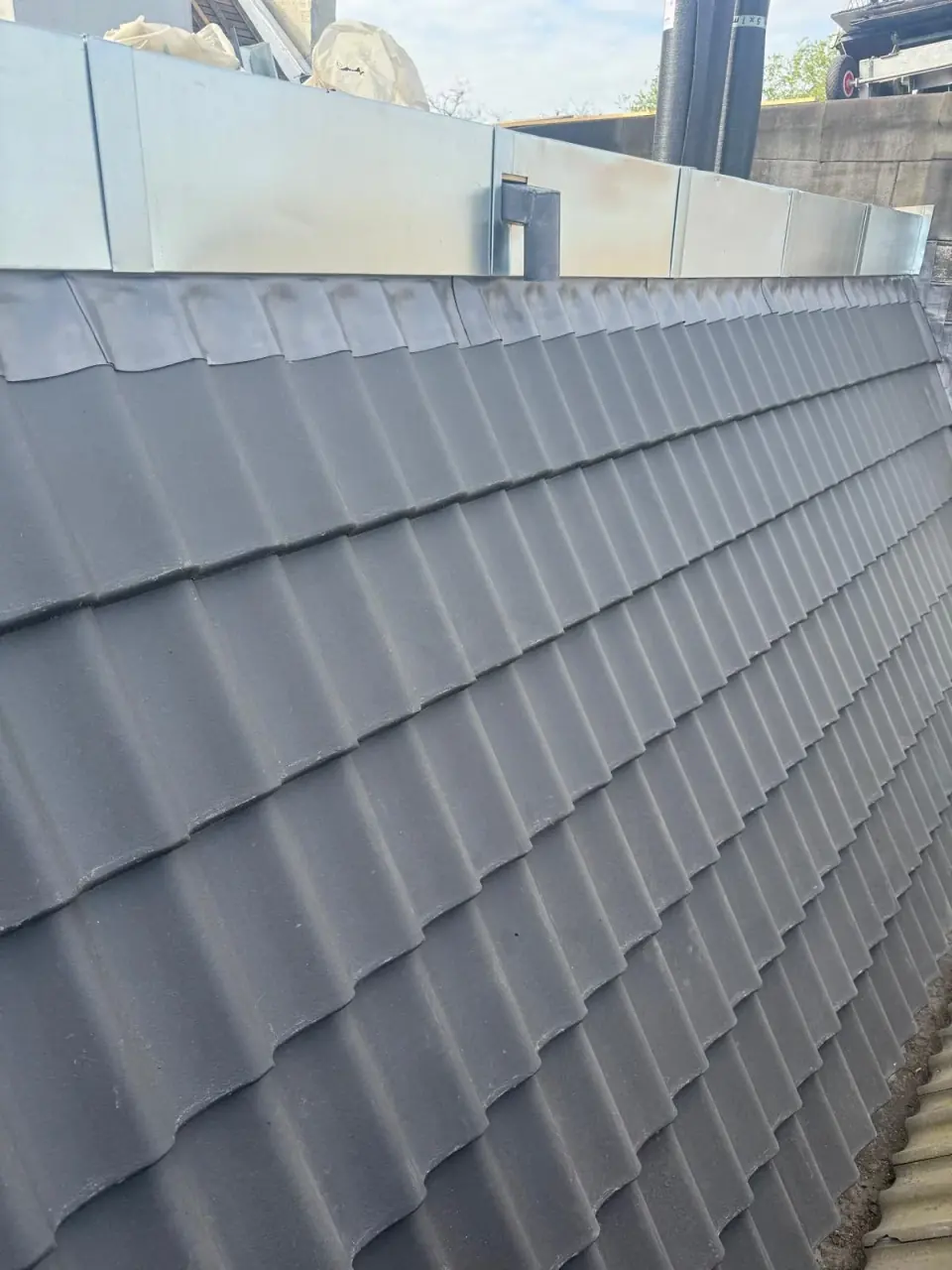 Metalen afdekking boven grijze pannen