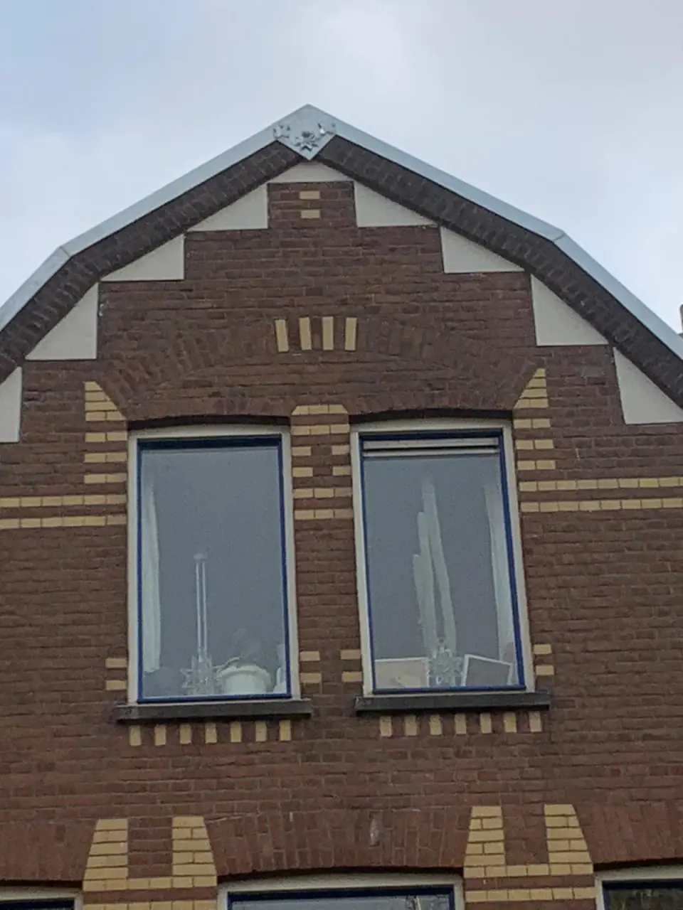 Bakstenen voorgevel met trapvormige dakrand
