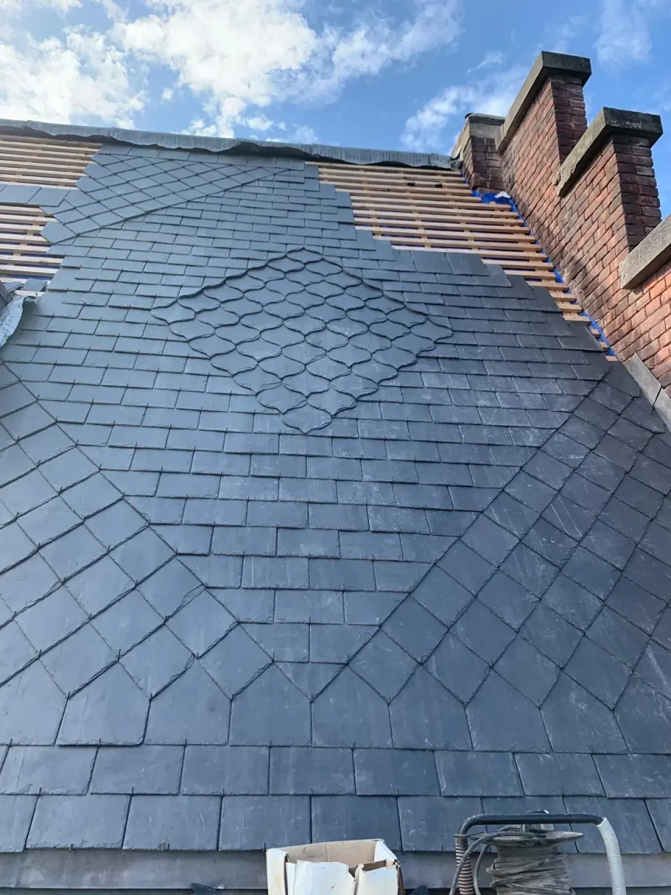 Leien dak met zichtbaar deel van het regelwerk