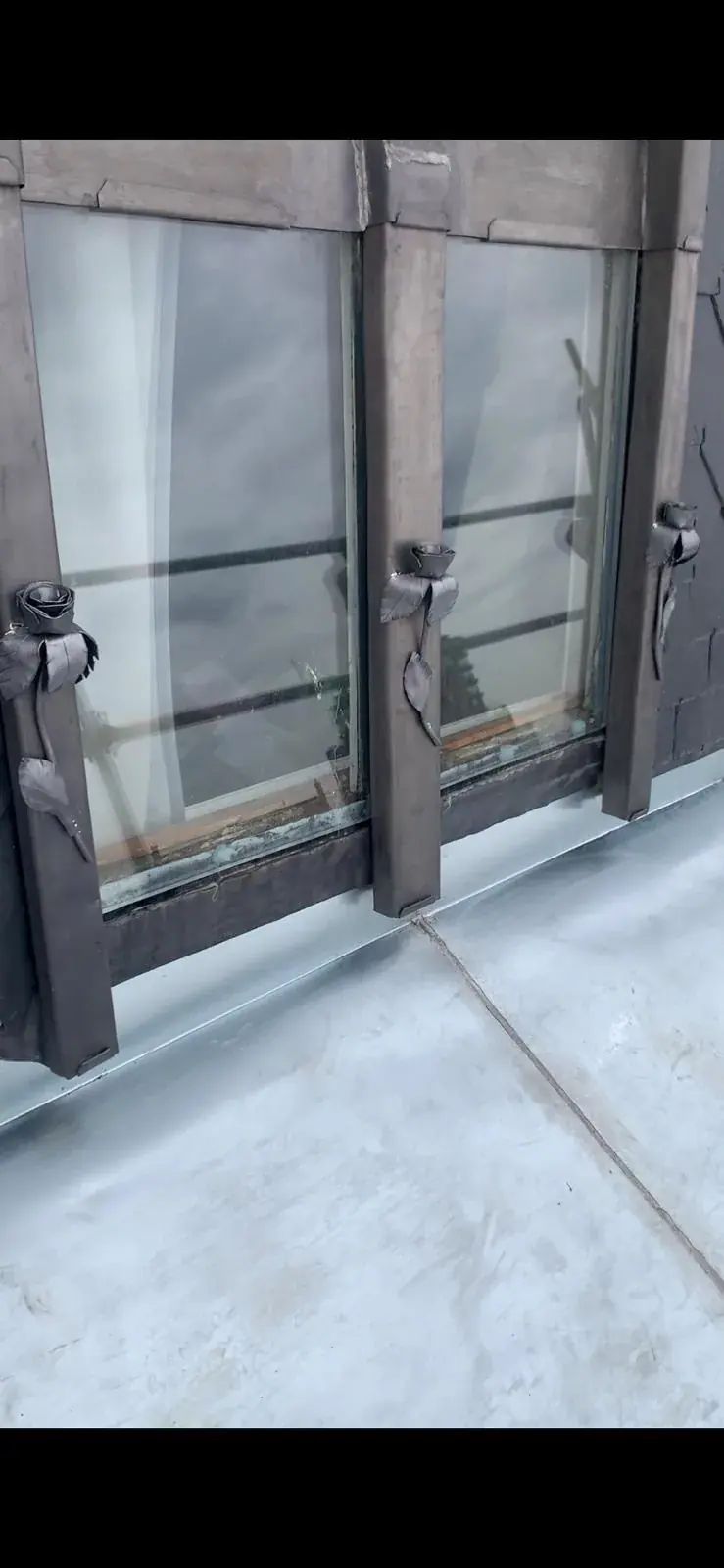Detailopname van de metalen raamomlijsting
