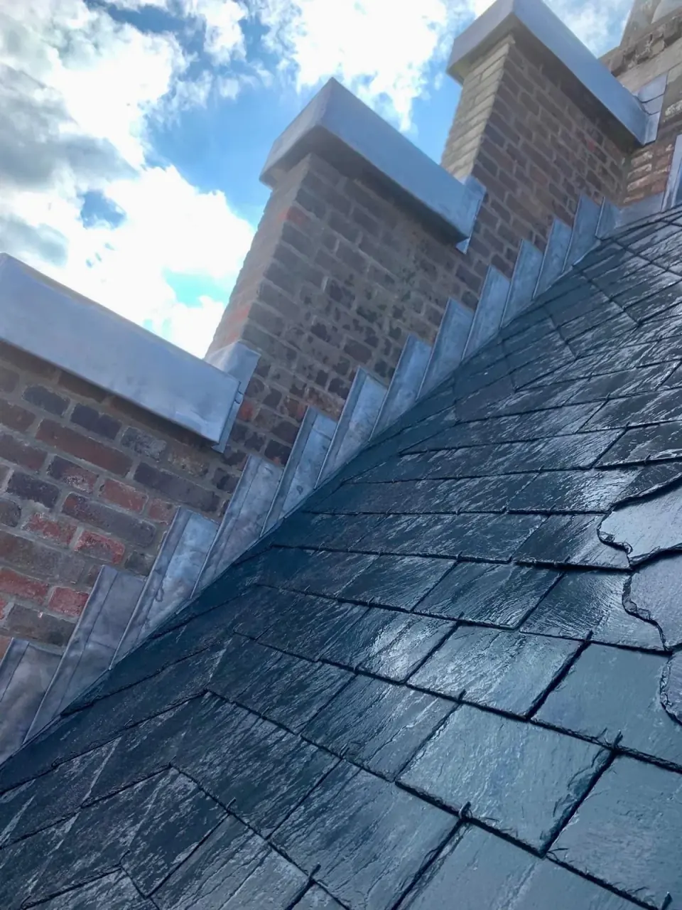 Loodwerk langs een gemetselde trapgevel