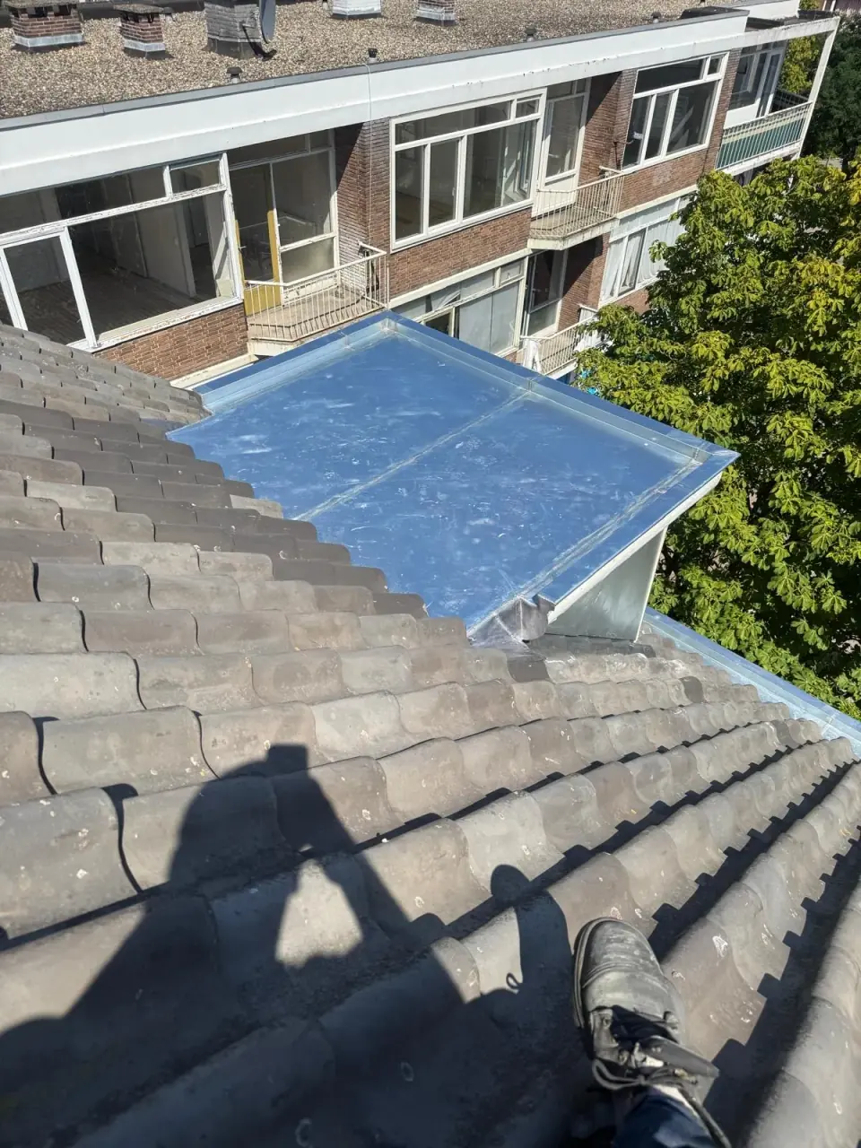Metalen dakvlak boven een dakkapel