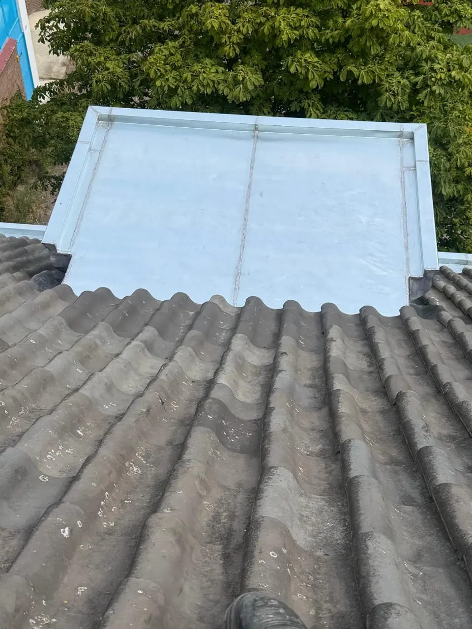 Aansluitdetail van een metalen dakkapeldak