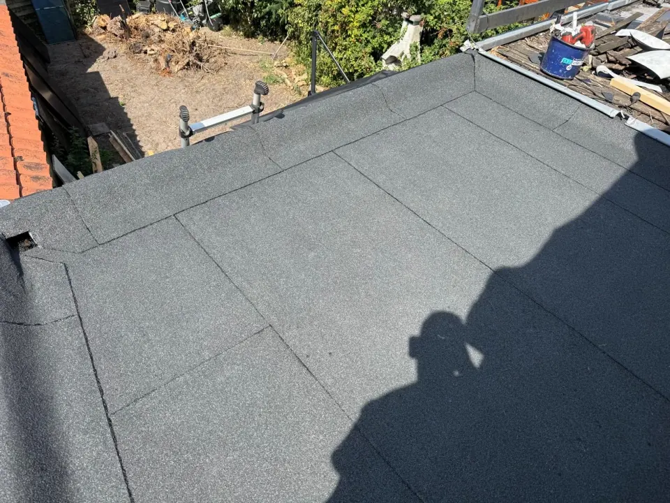 Banenstructuur op een plat bitumen dak