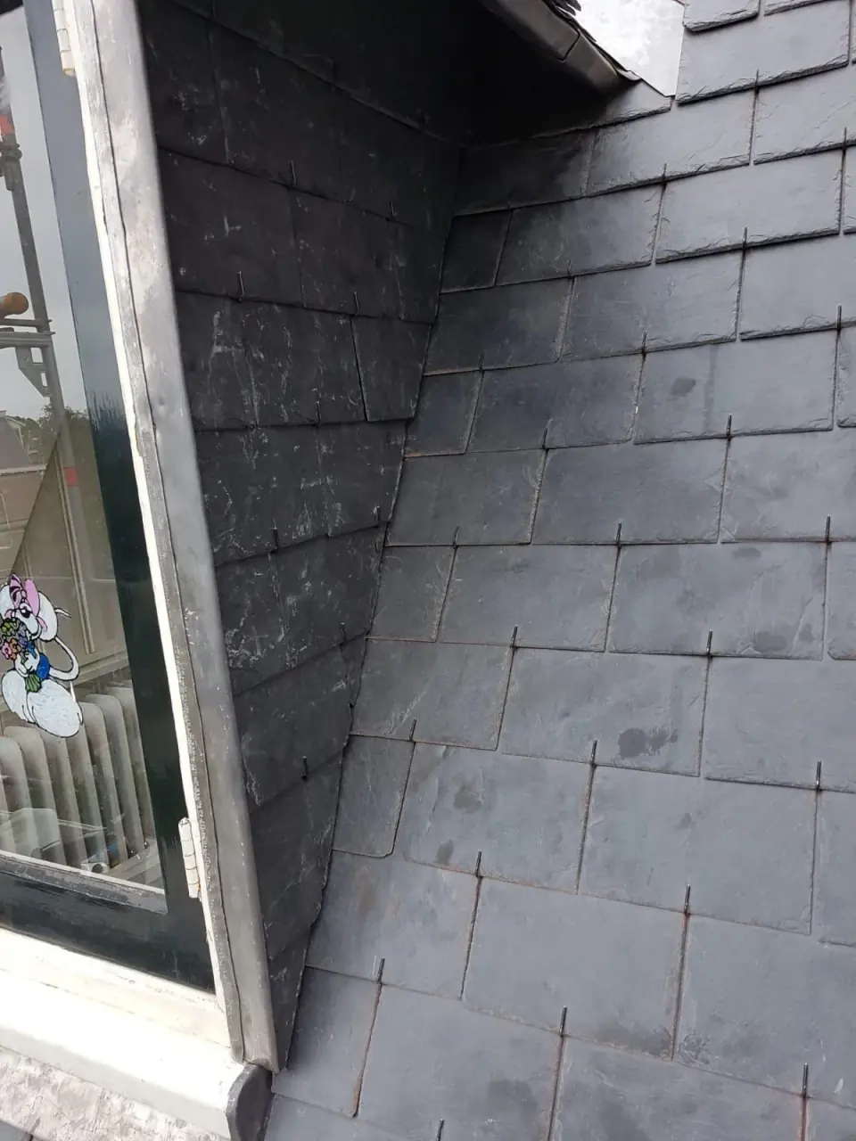 Aansluiting van leien bij een geopend dakraam