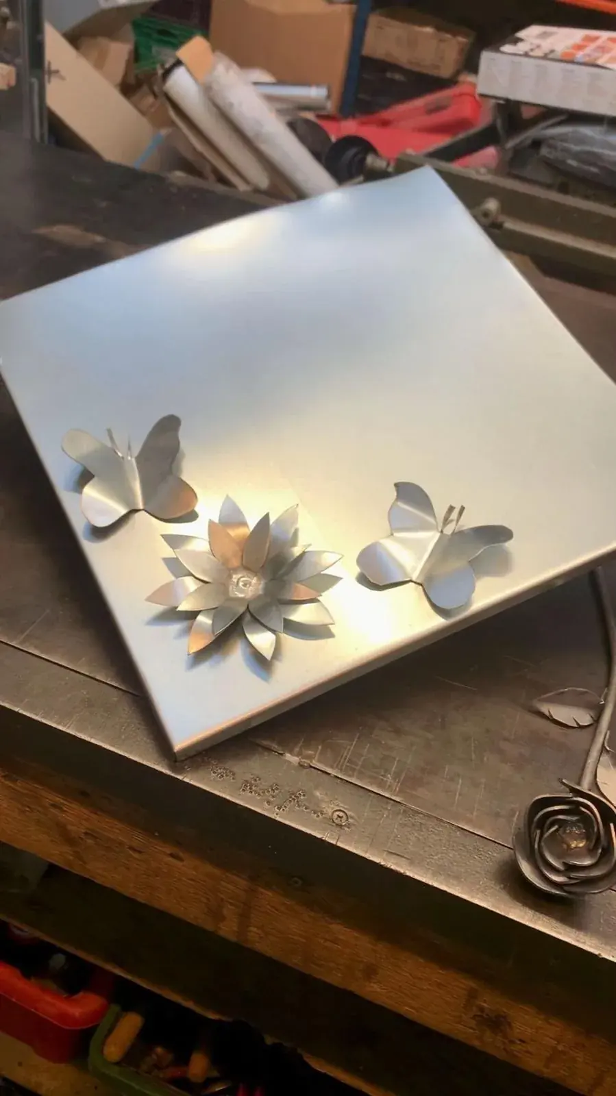 Decoratieve metalen bloemen op een werkbank