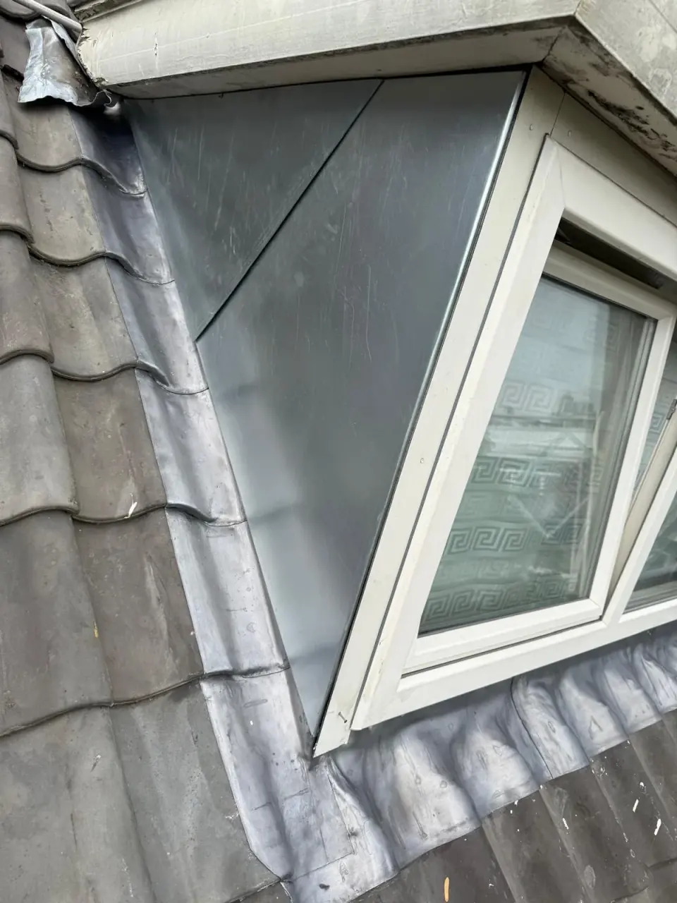 Metalen zijwang van een dakkapel