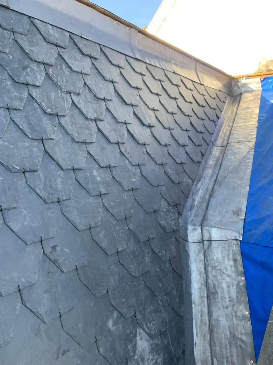 Geschubde leien en metalen hoekafwerking