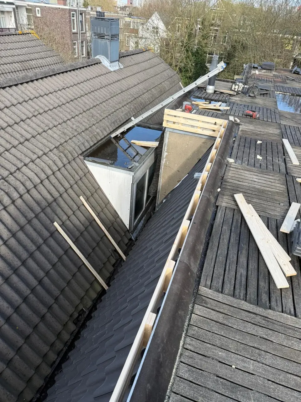 Dakwerk en steigers rondom het dak